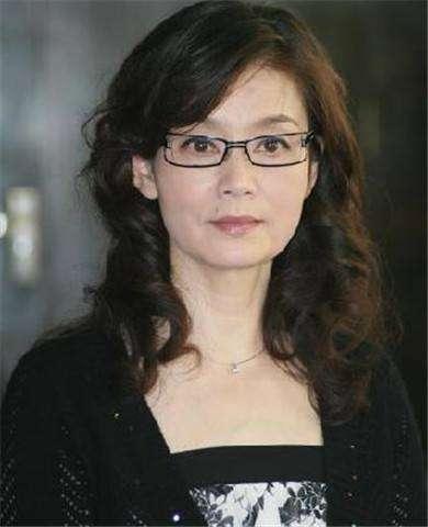 潘虹资料,从影坛巨星到人生导师，她的人生轨迹与艺术成就